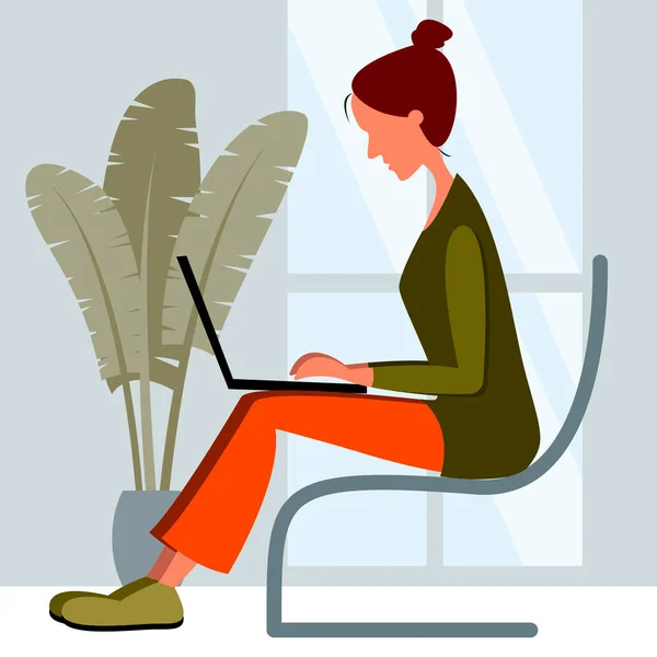 ベクトル図 若い女性が椅子に座って 窓や観葉植物を背景にコンピュータに取り組んでいます コンセプト リモートワーク — ストックベクタ