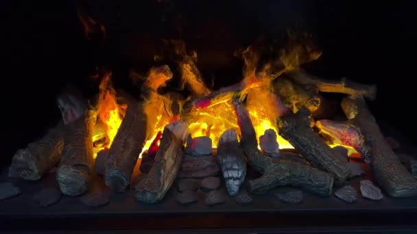 Imitation av en levande brand i eldstaden med hjälp av en luftfuktare. — Stockvideo