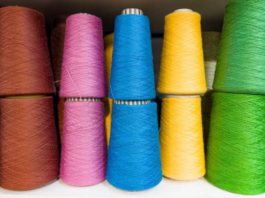 Bobinlerde renkli iplikler var.