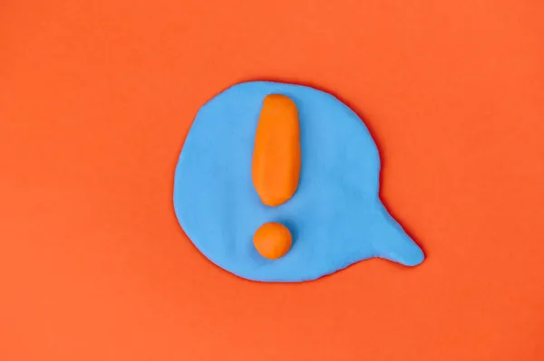 Blaue Sprechblase Auf Orangefarbenem Hintergrund Mit Einem Ausrufezeichen Der Mitte — Stockfoto