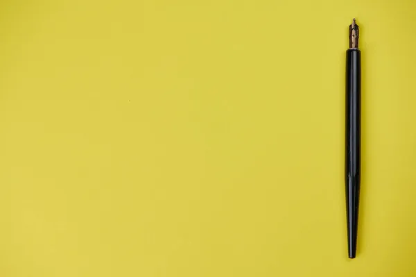 Kalligrafie Füllfederhalter Liegt Rechts Auf Gelbem Hintergrund Mit Kopierraum — Stockfoto
