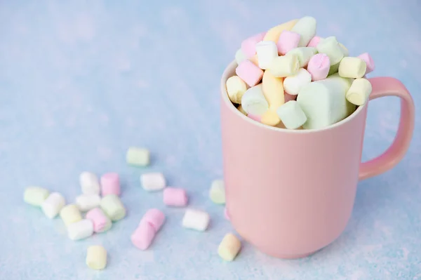 Pink cup with multicolored marshmallows — Stock Photo, Image