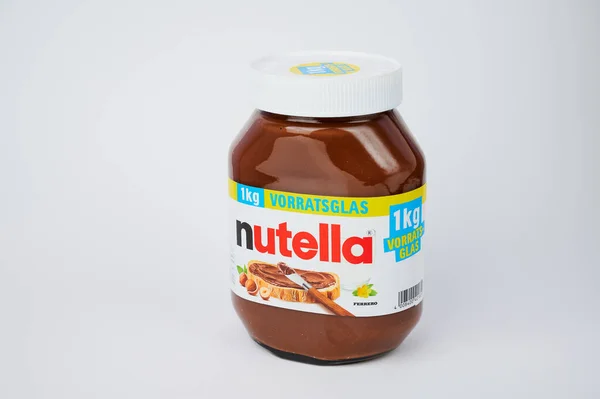 2021年12月1日 德国美因茨 意大利费雷罗公司于1964年向市场推出了一公斤Nutella 一种甜榛子可可的通俗品牌 — 图库照片