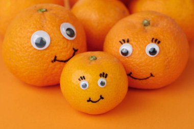 Turuncu arka planda mandalina ailesi