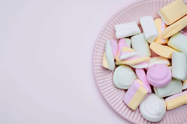 Purple plate with marshmallows, copy space — Stock Photo, Image