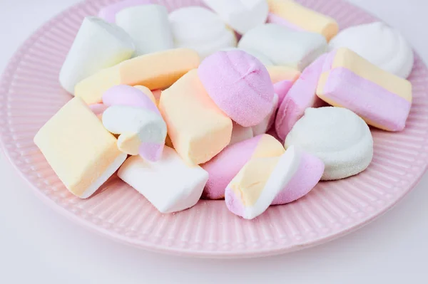 Pink plate with pastel colored marshmallows — Stock Photo, Image