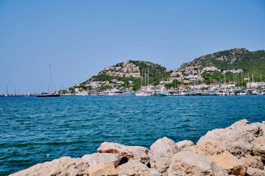 Alcudia, Mallorca - 17 Ağustos 2021: Güneşli ve bulutsuz bir günde Alcudia, Mallorca, İspanya şehir ve limanı