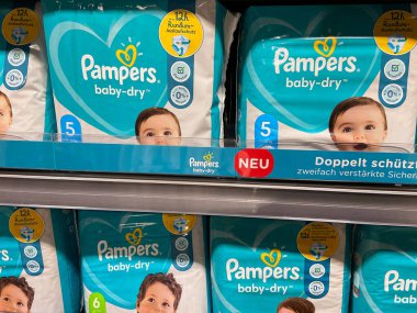 Markanın altındaki bebek bezleri Alman süpermarketinin rafında.