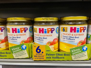 Alman süpermarketinde farklı bebek mamaları olan kavanozları kapatın.