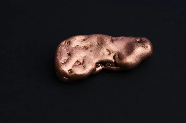 Macro photo d'une pépite de cuivre sur fond noir — Photo