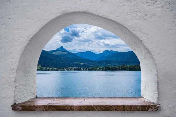 Vista attraverso una finestra sul Wolfgangsee in Austria — Foto Stock