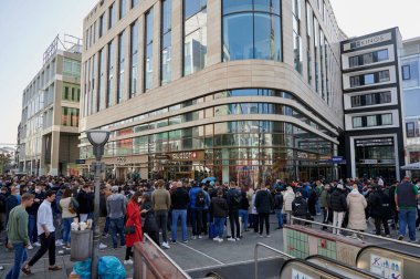 İnsanlar, Almanya 'nın Frankfurt kentindeki Swatch ve Omega' nın yeni Moonswatch 'ının satışını bekliyor.