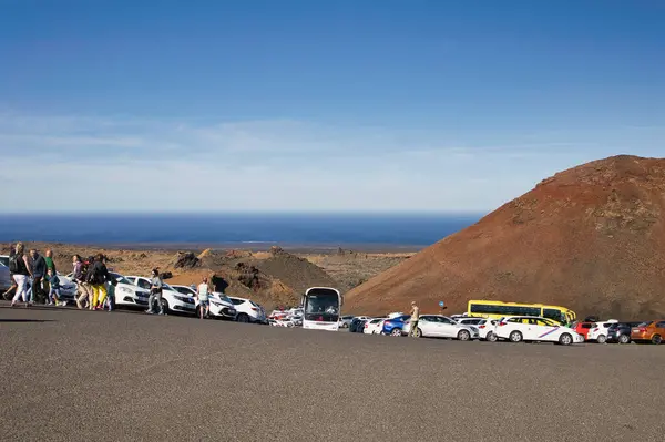 Turisztikai parkolási lehetőség a híres Timanfaya Nemzeti Park Lanzarote — Stock Fotó