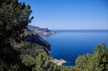 Mayorka 'nın deniz manzaralı Port de Valldemossa köyü