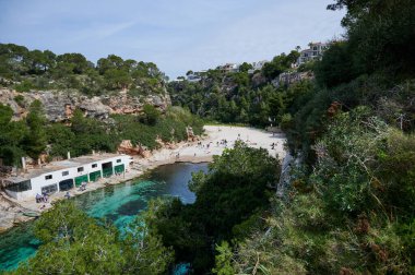 İnsanlar Cala Pi, Mayorka sahillerinde banyo yapıyorlar.