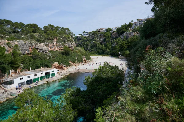 İnsanlar Cala Pi, Mayorka sahillerinde banyo yapıyorlar.