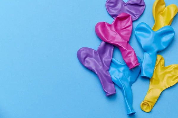 Globos Forma Corazón Diferentes Colores Están Sobre Fondo Azul Lado —  Fotos de Stock
