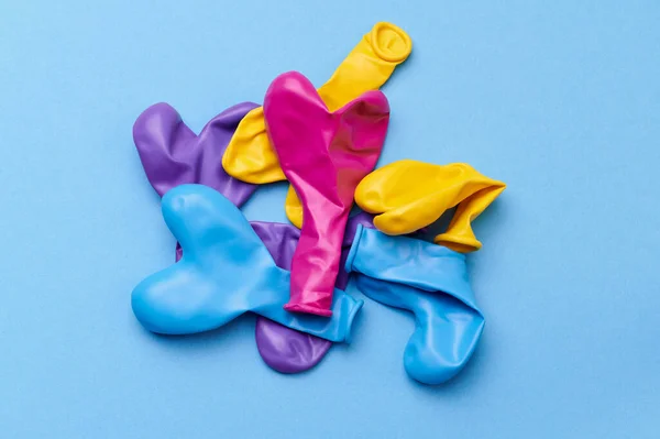 Kilka Balonów Kształcie Serca Leżą Środku Niebieskim Tle — Zdjęcie stockowe