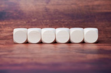 Art arda altı tahta küp, harfler, semboller ya da herhangi bir metin için boş alan