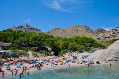Cala Sant Vicenc, Mayorka, İspanya - 21 Ağustos 2022: İspanya 'nın Mayorka kentinde Cala Sant Vicenc plajındaki insanlar