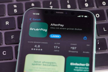 Mainz, Almanya - 25 Eylül 2022: AfterPay uygulamasının uygulaması iPhone ekranındaki uygulama mağazasında