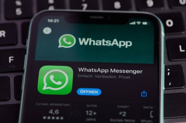 Mainz, Almanya - 25 Eylül 2022: Alman akıllı telefonundaki Whatsapp habercisinin uygulama simgesi