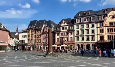 Mainz, Almanya - 2 Haziran 2022: Yazın eski Mainz kasabasındaki pazar meydanındaki insanlar