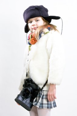 sarışın kız içinde kış şapka beyaz ceket gülümseyerek.