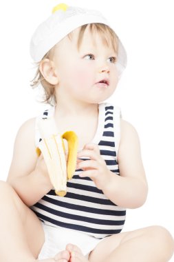 sevimli küçük kız muz ile