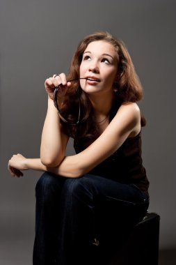 gözlük gülümseyen genç ve güzel kız