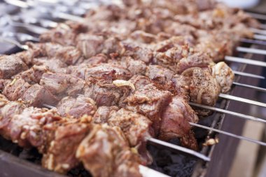 Kavrulmuş Tavuk eti şiş açık havada üzerinde