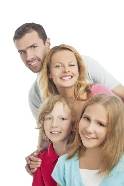 Grup dört birlikte ayakta ve gülümseyerek