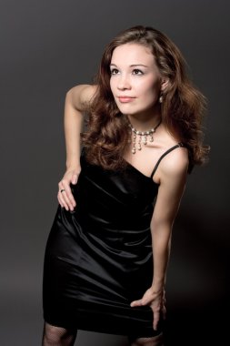 siyah elbiseli savurgan genç kadın