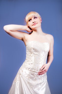 el ile sarışın arkasında kaldırdı.