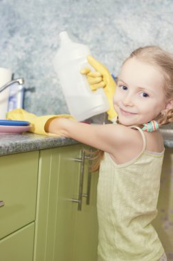 küçük kız temizlik işleri tesisat su ve jeli