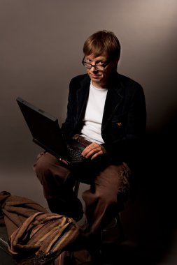 adam ile bir dizüstü bilgisayar