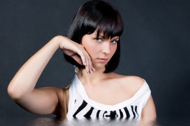 Siyah saçlı beyaz kız duygusallık ifade