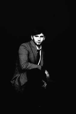 çizgili modern paltolu adam