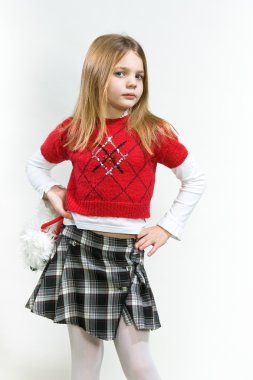 Kırmızı kazaklı genç sarışın kız