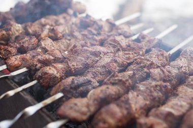kavrulmuş baharatlı tavuk eti şiş üzerinde açık havada koymak