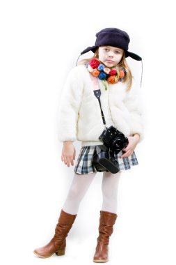 sarışın kız içinde kış şapka beyaz ceket gülümseyerek.