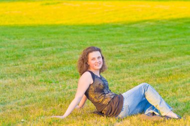 Kız çimenlerde yatıyor.