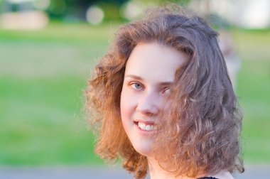 Kıvırcık saçlı kadın.