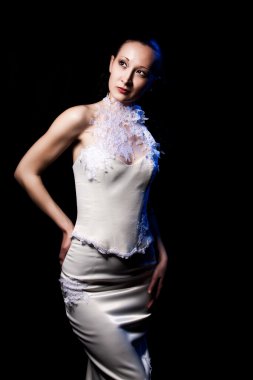 Gelinlik siyah saçlı kadın