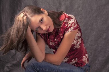 genç esmer kız poz