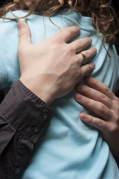 Babasının ellerini arkasında katlama