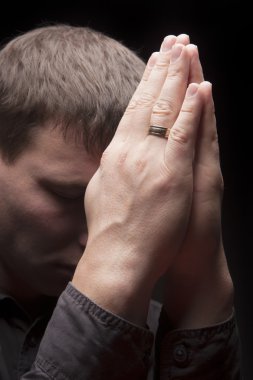 Adamın gözleri kapalı dua