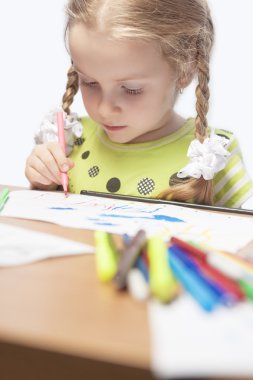 ciddi bir küçük sanatçı portresi