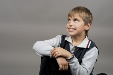 mutlu genç şirin çocuk