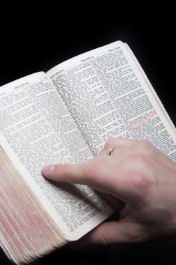 İncil kırmızı harflerle